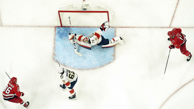 Сергей Бобровский делает сэйв во второй игре серии «Каролина» — «Флорида» (1:2 ОТ) в Роли 20 мая.