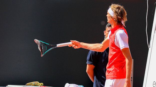 Александру Звереву придется заменить ракетку.