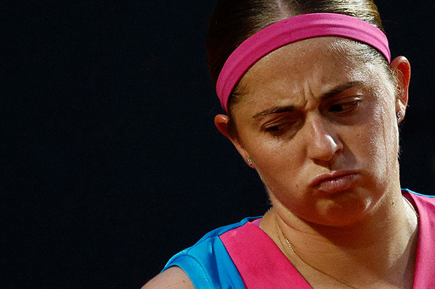 Елена Остапенко недовольна игрой соперницы. Теннисистка Елена Остапенко.