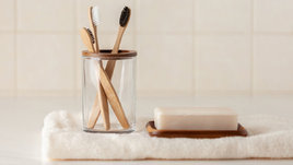 Деревянные зубные щетки в стакане и мыло