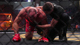 Олейника наглухо вырубили в первом раунде. Дяде Леше потребовалась помощь врачей