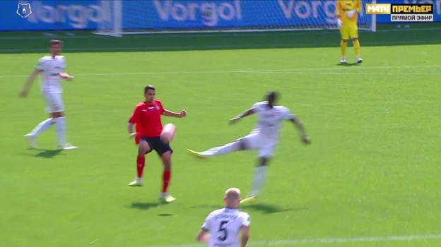 Ибраима Сиссе ударил соперника открытыми шипами чуть ниже колена.