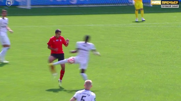 Ибраима Сиссе ударил соперника открытыми шипами чуть ниже колена.