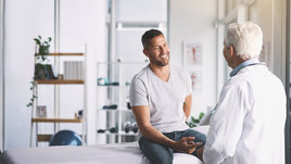 Мужчина на приеме у врача.