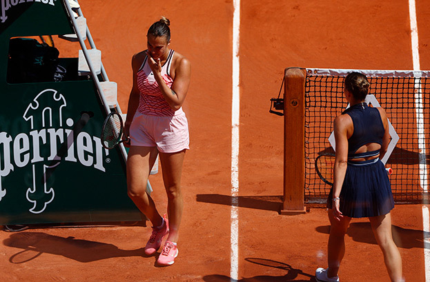 Марта Костюк не стала пожимать руку Арине Соболенко после матча. Марта Костюк не стала пожимать руку Арине Соболенко после матча.