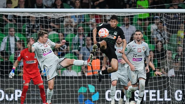 Кирилл Набабкин и Ильзат Ахметов ведут борьбу за мяч.