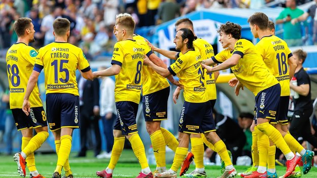 Футболисты «Ростова» празднуют забитый мяч.