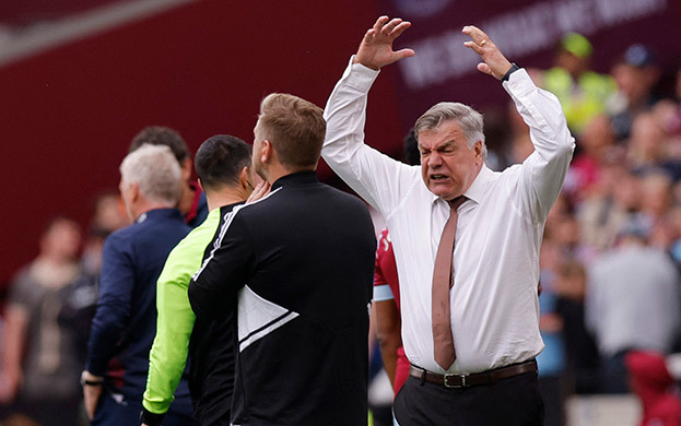 Сэм Эллардайс. Главный тренер «Лидса» Сэм Эллардайс.