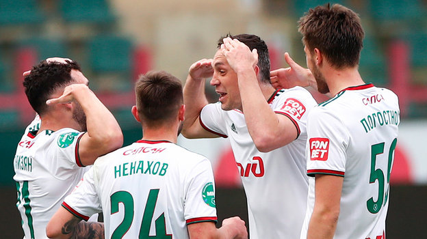 Артем Дзюба празднует гол вместе с партнерами по команде. Артем Дзюба празднует гол вместе с партнерами по команде.