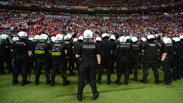 Полиция собралась у сектора российских болельщиков на случай повторной драки во время матча Польши и России.