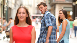 Парень заглядывается на другую девушку.