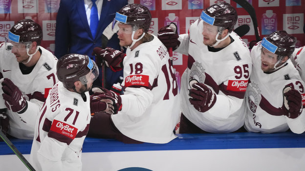 Робертс Букартс празднует гол с партнерами по сборной Латвии.