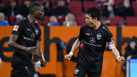 «Гамбург» уже праздновал повышение, но оказался в стыках. Теперь «динозавры» устроят шоу со «Штутгартом» за место в бундеслиге