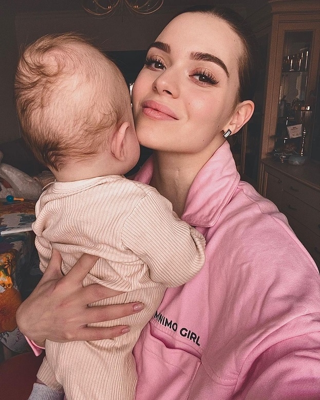 Аделина Сотникова с сыном. Фигуристка Аделина Сотникова с сыном