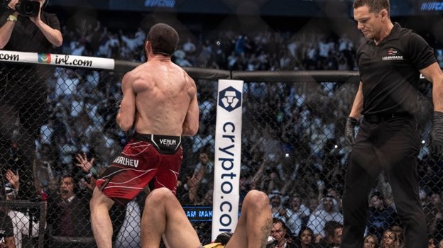 Ислам Махачев празднует победу в поединке.