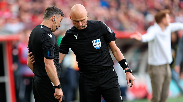 Арбитр Сергей Карасев.