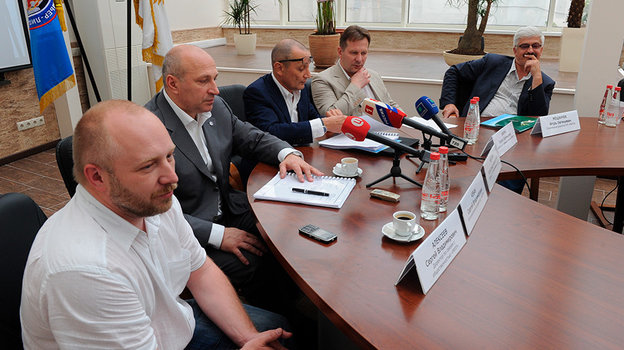 Игорь Мещанчук (крайний справа).