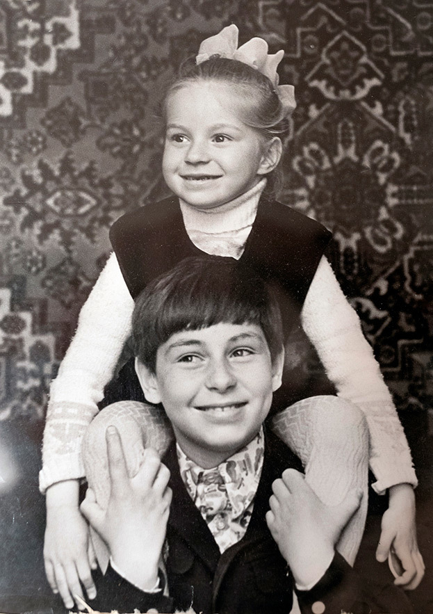 Татьяна и Константин Сарсания в детстве.