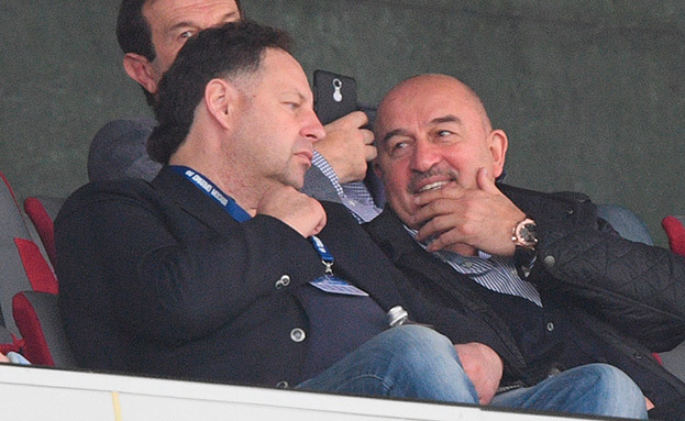 Константин Сарсания и Станислав Черчесов на трибуне во время матча.