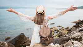 Девушка в отпуске на берегу озера.