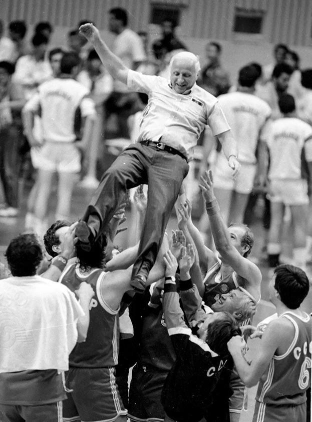 Александра Гомельского качают на руках после победы на Олимпиаде-88 в Сеуле.