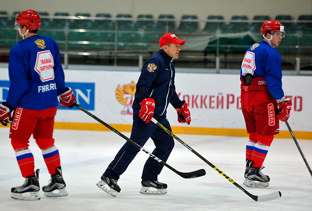 Олег Браташ на тренировке сборной России. Тренер Олег Браташ.
