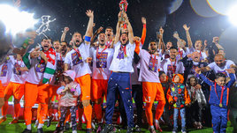 Футболисты «Урарту» с чемпионским кубком