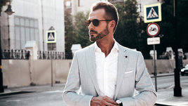 Стильный молодой мужчина в стильном костюме