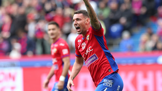 Виллиан Роша празднует гол