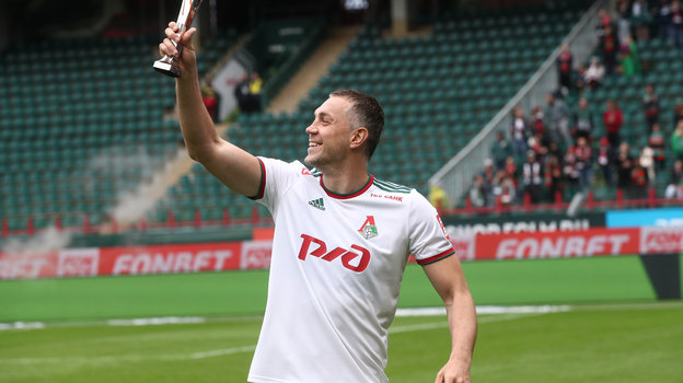 Футболист Артем Дзюба с наградой