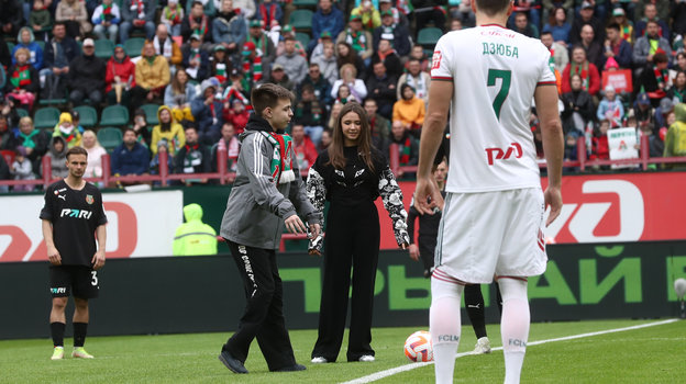 Фигуристка Камила Валиева сделала символический удар по мячу в начале игры