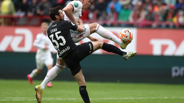 Футболисты Иван Енин и Артем Дзюба