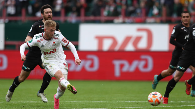 Футболист Сергей Пиняев забивает гол