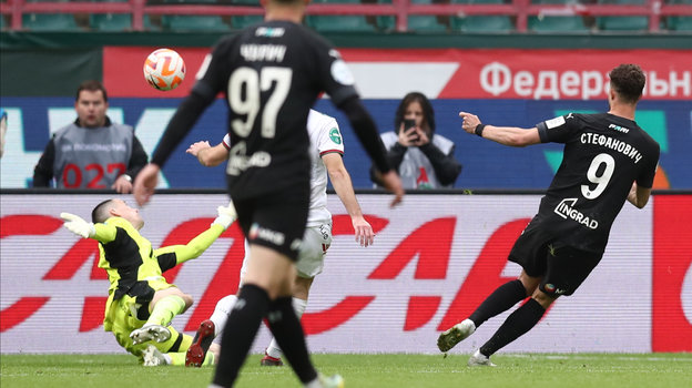 Илья Стефанович забивает гол в ворота Ильи Лантратова