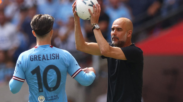 Хосеп Гвардиола дает мяч Джеку Грилишу.