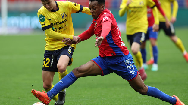 Футболисты Иван Комаров и Мойзес