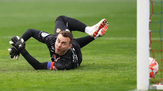 Вратарь Игорь Акинфеев пропускает гол в свои ворота