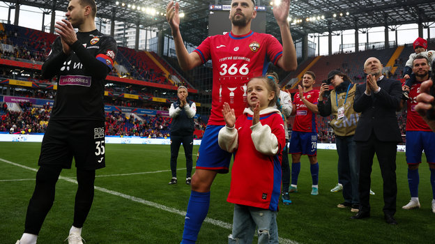 Футболист Георгий Щенников благодарит болельщиков за поддержку