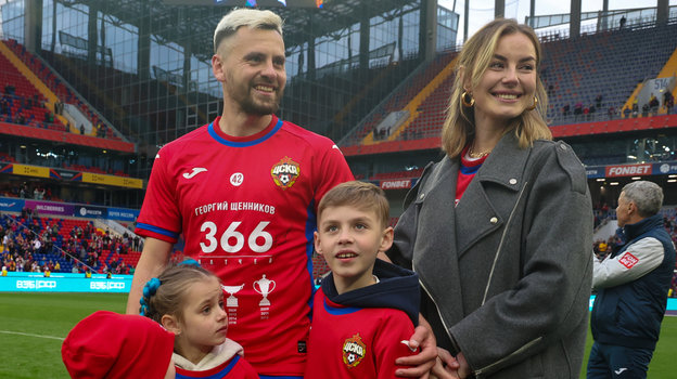Футболист Георгий Щенников с женой и детьми