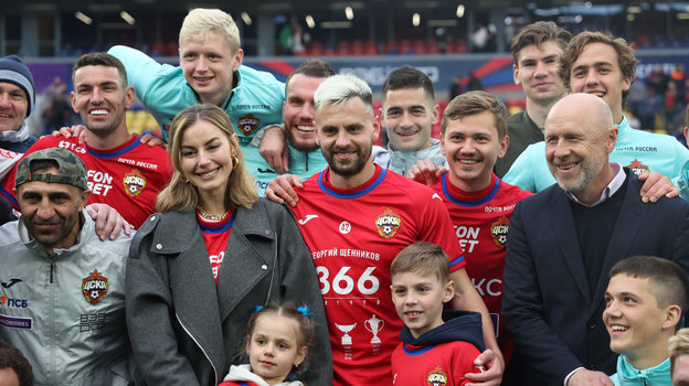 Футболист Георгий Щенников в окружении семьи и партнеров по команде