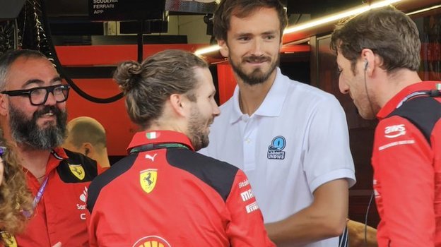 Медведев в боксах «Феррари».