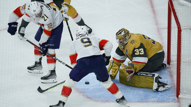 Ник Казинс бьет по воротам Адина Хилла. Ник Казинс бьет по воротам Адина Хилла