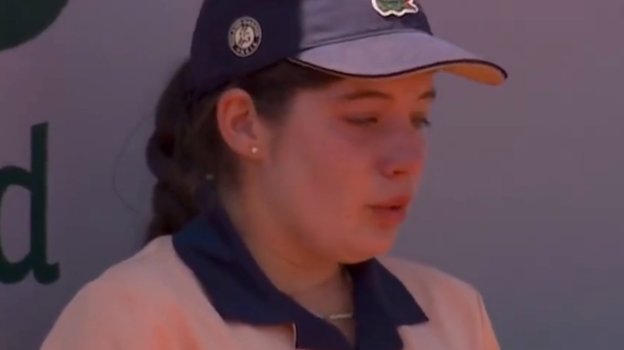 Болгерл плачет.