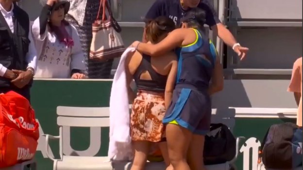 Мию Като плачет после дисквалификации.