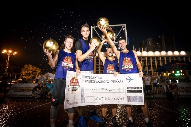 Николай Рогожкин (второй слева). Баскетболист Николай Рогожкин (второй слева)