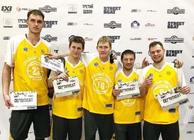 Николай Рогожкин (слева). Баскетболист Николай Рогожкин (слева)