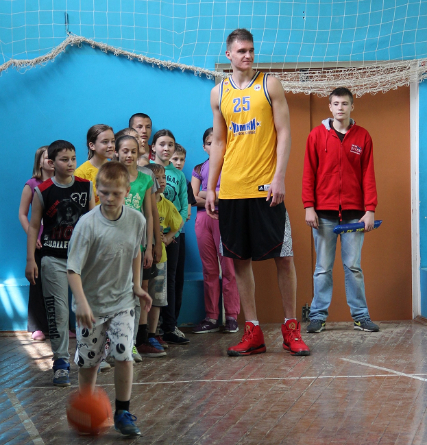 Николай Рогожкин с учениками школы. Баскетболист Николай Рогожкин с учениками школы
