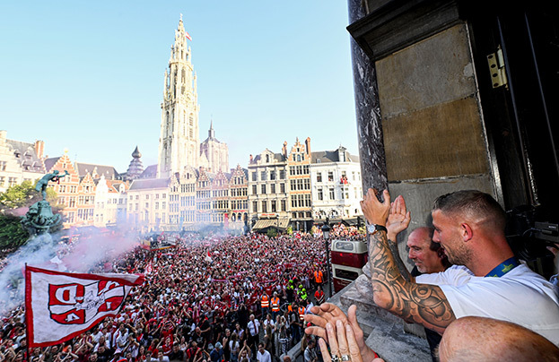 Празднование чемпионского титула в Антверпене.