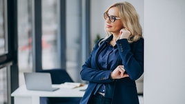 Женщина в очках в деловом костюме в офисе