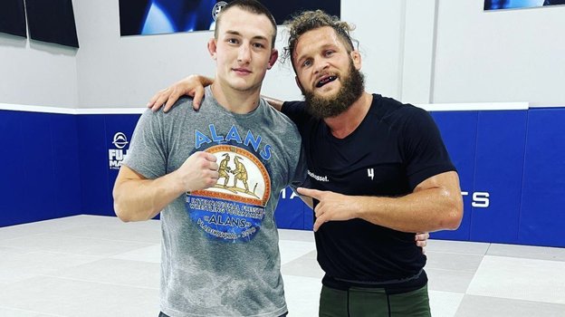 Никита Кульшин и Рафаэль Физиев в зале Kill Cliff. Бойцы ММА Никита Кульшин и Рафаэль Физиев.